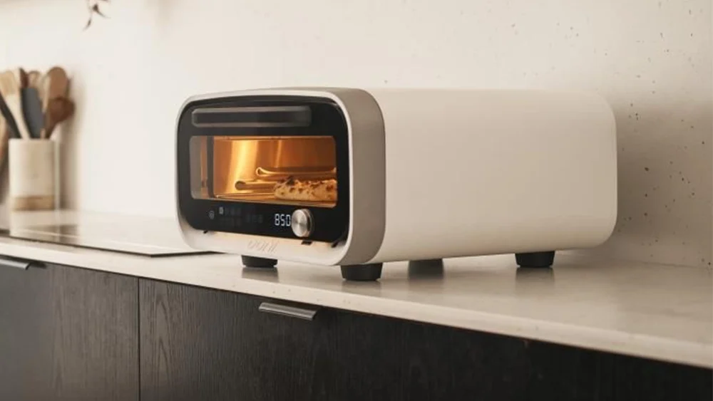 Ooni Volt 2 Pizzaoven Wit Op het aanrecht
